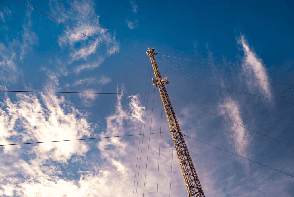 torre estaiada telecomunicações